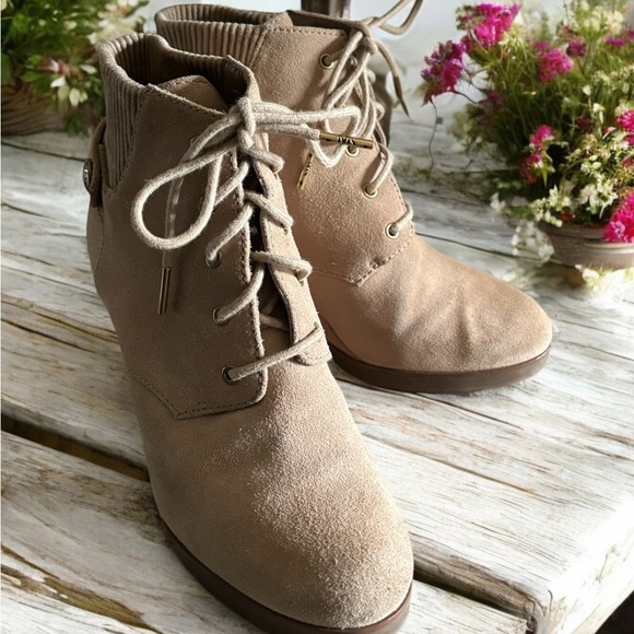 Michael Kors Carrigan Wedge Suede Ankle Boot Tan Size 6.5. - Picture 8 of 12